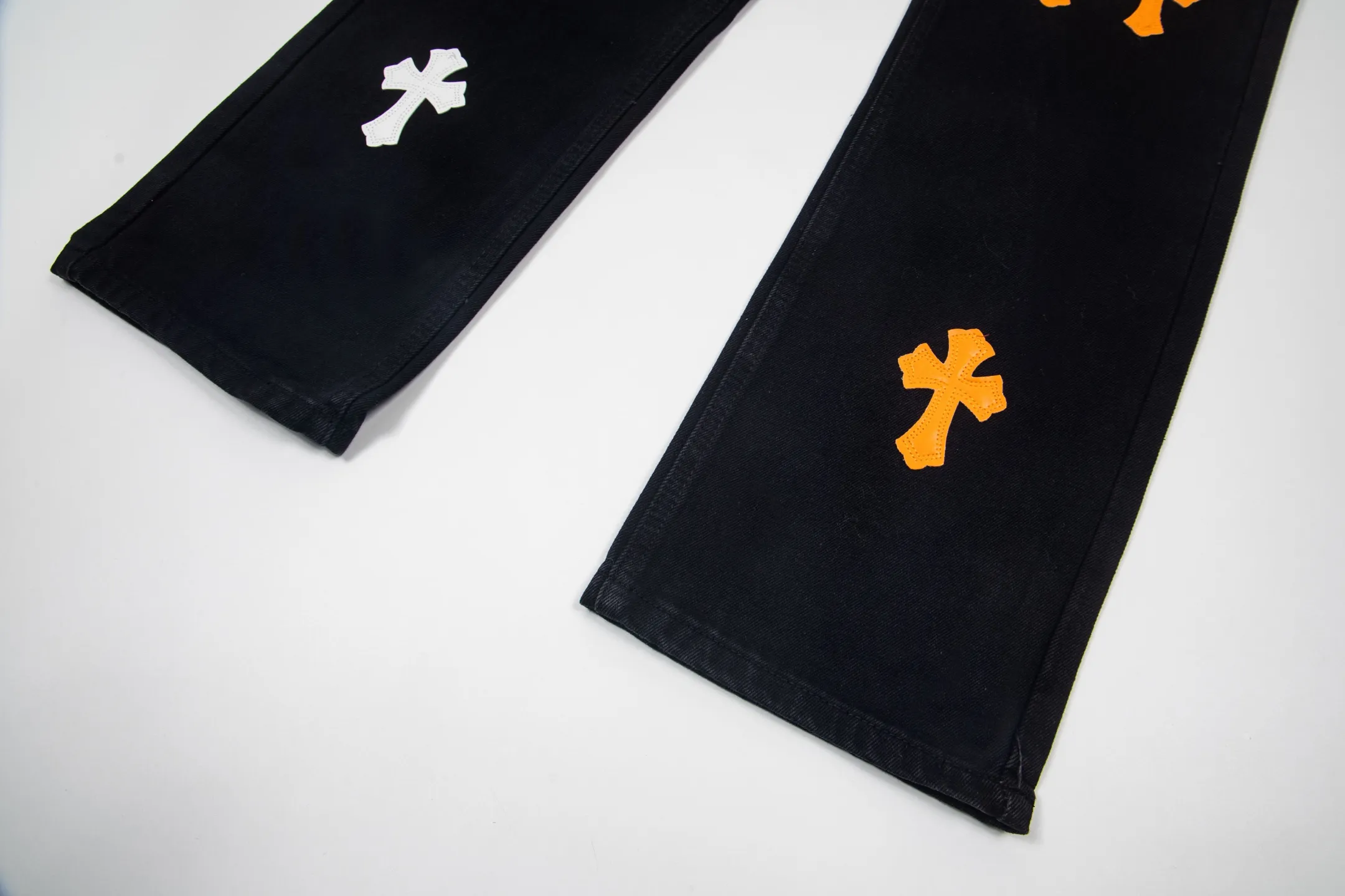 P260 Chrome Hearts Black Pants Sanskrit Yellow Patch Leather Jeans CH jeans need to be washed after the finished product is disassembled and then hand-stitched with sheepskin cross leather and then spliced ​​to complete. The whole piece has too many craftsmanship to explain. The patchwork is decorated with cross patterns, and the high-waisted washed jeans! ! Absolutely high-end luxury products, god-level single products and super popular products, made with top heavy industry, a must-see magic weapon. Customized hardware. The fabric is thick and soft after washing. It has good breathability. Customized small leather label. Unique design. The details are simple and elegant, and the workmanship is exquisite. The entire trousers are neatly routed and the details are in place! It’s so cool that both men and women can easily control the genderless trend! Style number: 1874# Color: black Size: 28 30 32 34